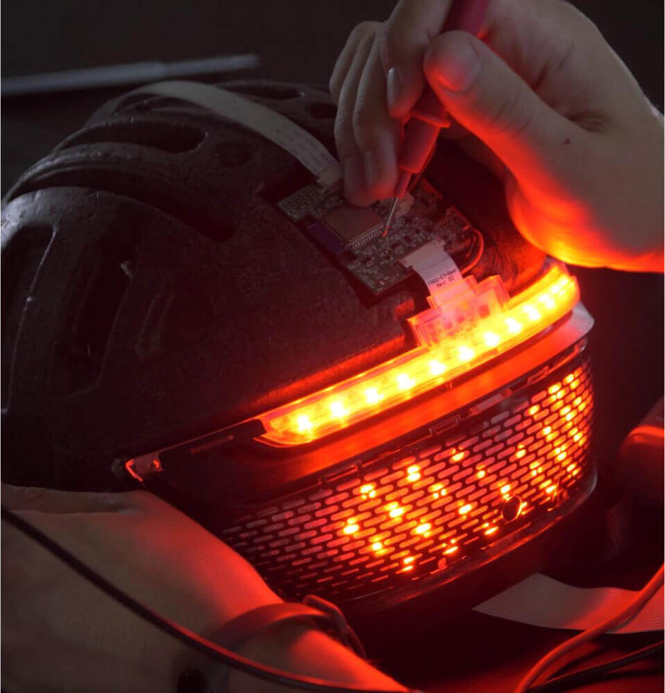 Inside FARO, the smart helmet with LED lights and turn signals | UNIT 1