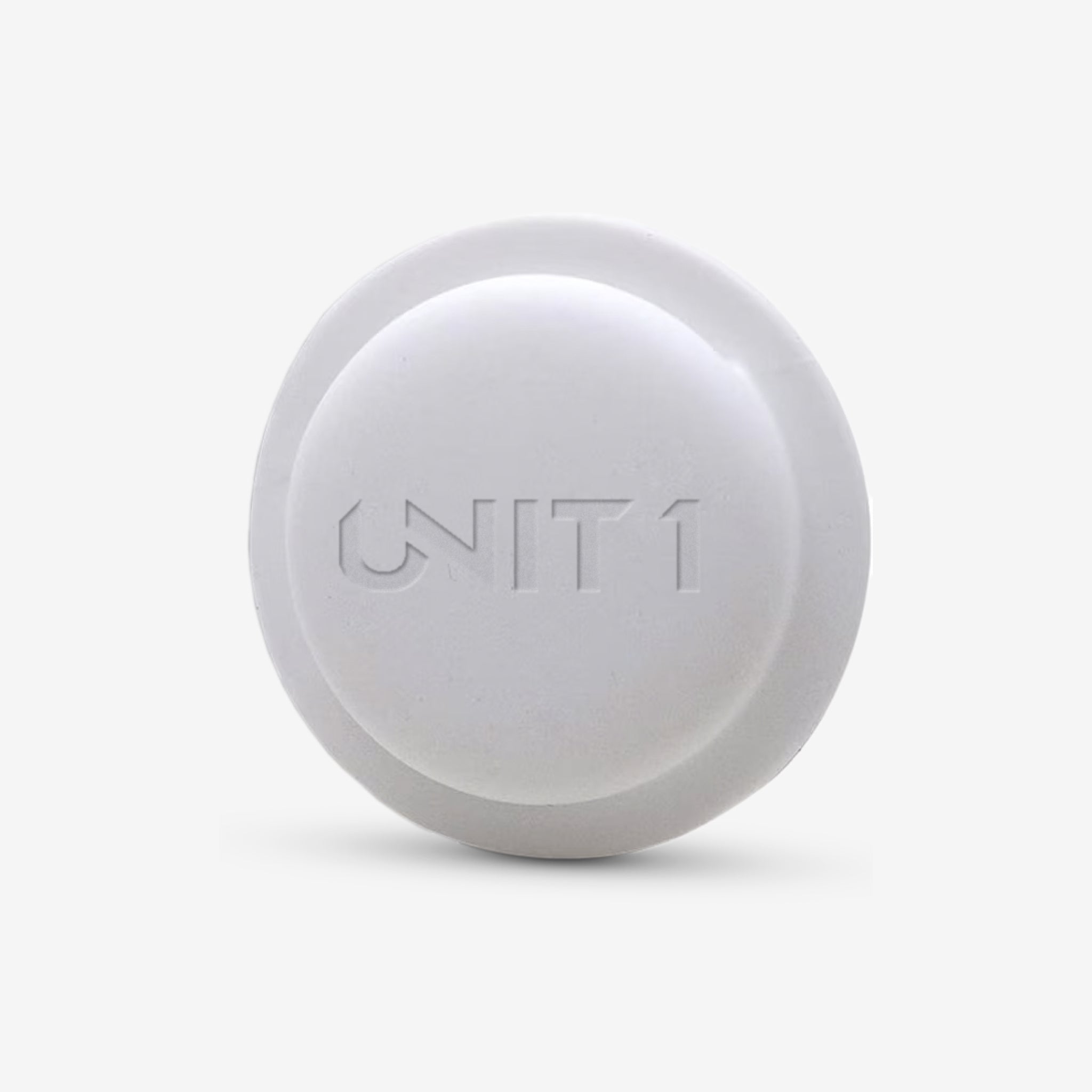 Witte ronde AirTag helmhouder met gegraveerd UN1T 1-logo voor stevige bevestiging.