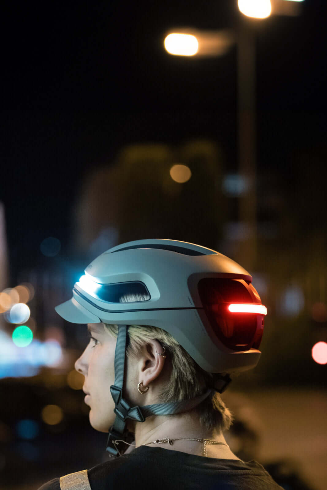 Bicycle helmet with online indicators